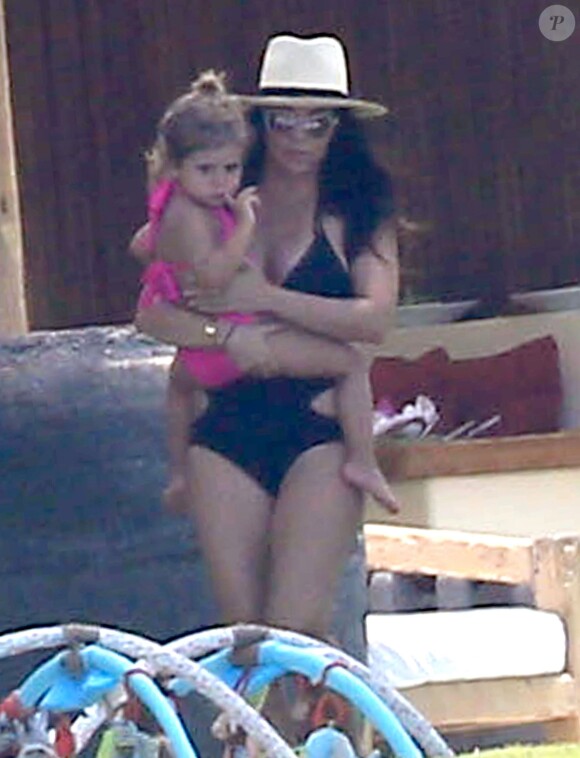 Exclusif - Kourtney Kardashian avec sa fille Penelope, le 7 mai 2015 - L'aînée des soeurs Kardashian est en vacances en famille avec des amis au Mexique.