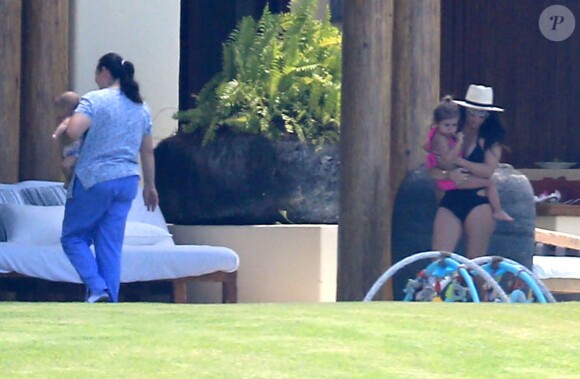 Exclusif - Kourtney Kardashian avec sa fille Penelope, le 7 mai 2015 - L'aînée des soeurs Kardashian est en vacances en famille avec des amis au Mexique.