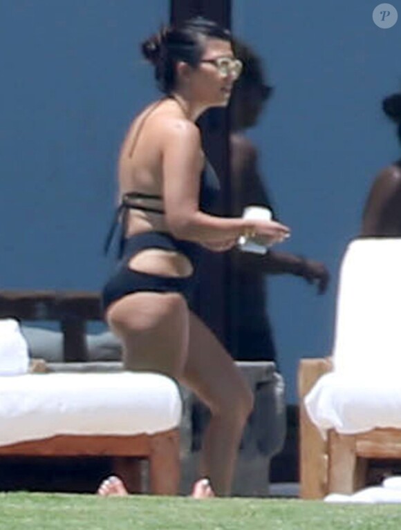 Exclusif - Kourtney Kardashian avec sa fille Penelope, le 7 mai 2015 - L'aînée des soeurs Kardashian est en vacances en famille avec des amis au Mexique.