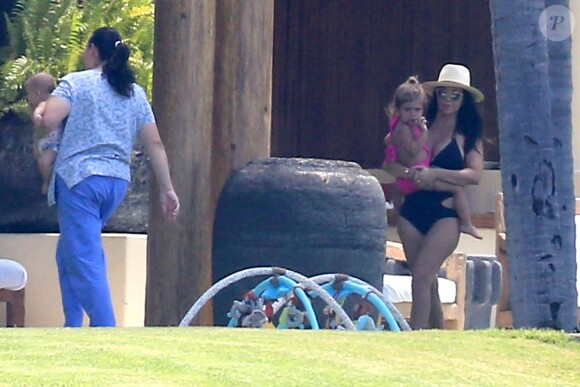 Exclusif - Kourtney Kardashian avec sa fille Penelope, le 7 mai 2015 - L'aînée des soeurs Kardashian est en vacances en famille avec des amis au Mexique.