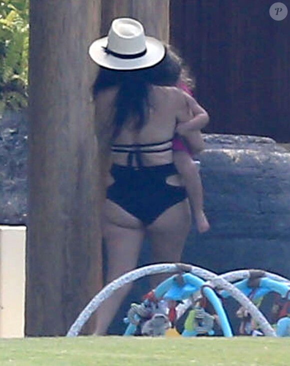 Exclusif - Kourtney Kardashian avec sa fille Penelope, le 7 mai 2015 - L'aînée des soeurs Kardashian est en vacances en famille avec des amis au Mexique.