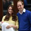 Le prince William son épouse la duchesse Catherine de Cambridge et leur fille la princesse Charlotte devant la maternité, le 2 mai 2015, à Londres.