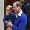 Le prince George de Cambridge dans les bras de son père, le prince William devant la maternité Lindo, le 2 mai 2015, à Londres