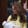 Kate Middleton et sa fille la princesse Charlotte devant l'hôpital St Mary's de Londres le 2 mai 2015