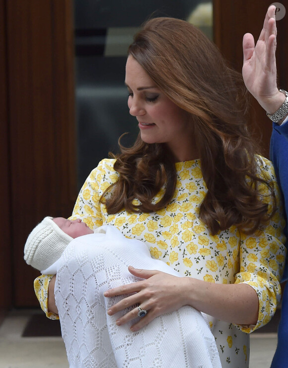 Kate Middleton et sa fille la princesse Charlotte devant l'hôpital St Mary's de Londres le 2 mai 2015