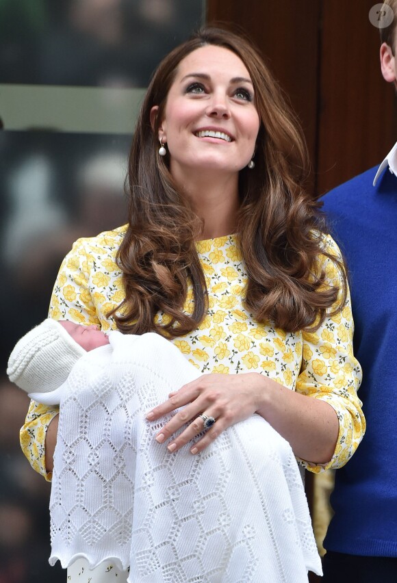 Le prince William, la duchesse Catherine et leur fille la princesse Charlotte devant l'hôpital St Mary's de Londres le 2 mai 2015