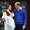 Le prince William, la duchesse Catherine et leur fille la princesse Charlotte devant l'hôpital St Mary's de Londres le 2 mai 2015