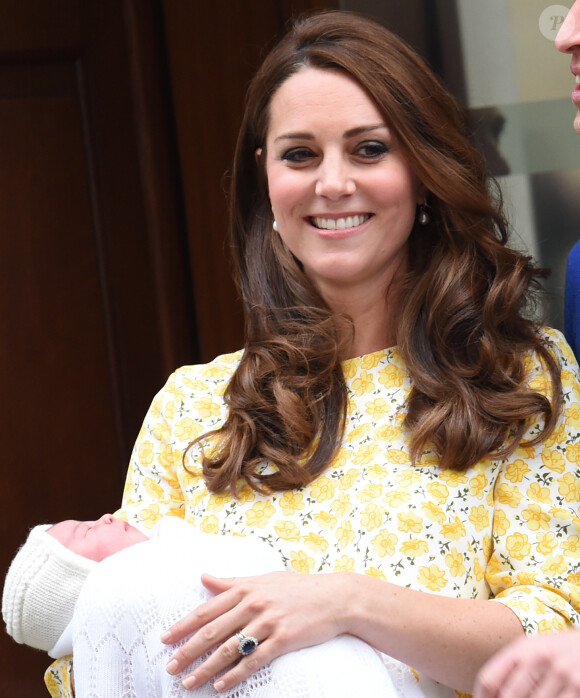 La duchesse Catherine et sa fille la princesse Charlotte devant l'hôpital St Mary's de Londres le 2 mai 2015
