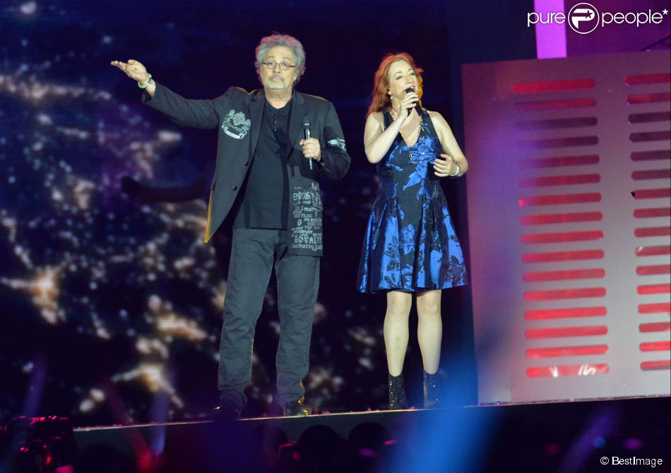  Patrick Hernandez et Pauline Ester - Concert Stars 80 au Stade de France à Saint-Denis le 9 mai 2015. 