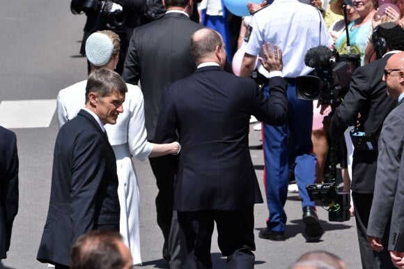 Albert II de Monaco et son épouse Charlene à la rencontre des Monégasques en remontant la rue Bellando de Castro vers la place du Palais - Baptême de Jacques et Gabriella en la cathédrale Notre-Dame-Immaculée de Monaco le 10 mai 2015