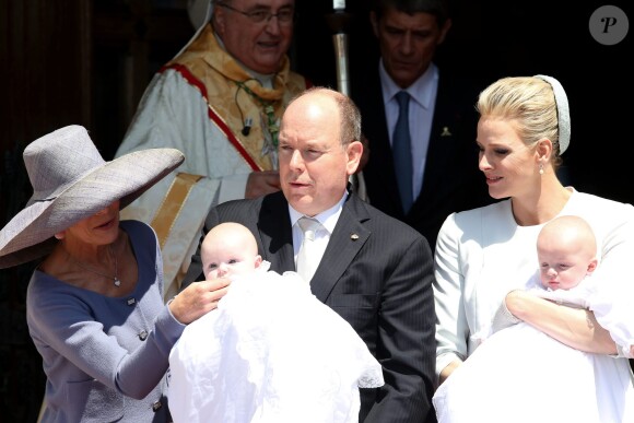 La princesse Caroline de Hanovre, le prince Albert II de Monaco avec la princesse Gabriella, la princesse Charlene de Monaco avec le prince Jacques - Baptême de Jacques et Gabriella en la cathédrale Notre-Dame-Immaculée de Monaco le 10 mai 2015