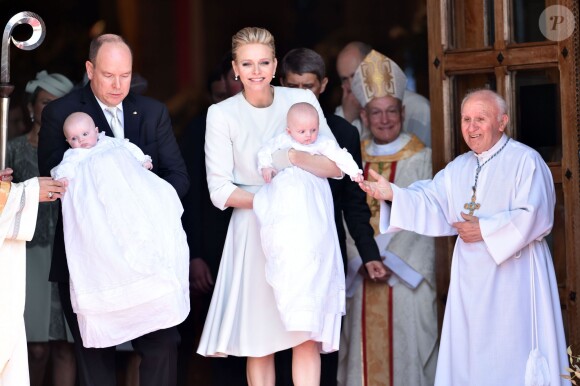 Le prince Albert II de Monaco avec la princesse Gabriella, la princesse Charlene de Monaco avec le prince Gabriella - Baptême de Jacques et Gabriella en la cathédrale Notre-Dame-Immaculée de Monaco le 10 mai 2015