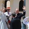 Le prince Albert II de Monaco et la princesse Charlene sur la place du Palais après le baptême de Jacques et Gabriella en la cathédrale Notre-Dame-Immaculé de Monaco le 10 mai 2015