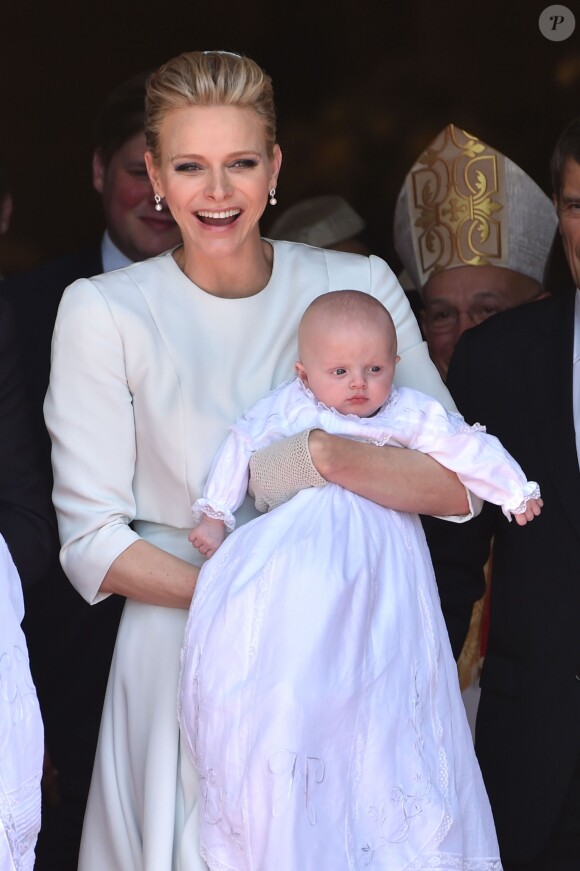 La princesse Charlène de Monaco avec la princesse Gabriella - Baptême des enfants princiers de LL.AA.SS. le prince Albert II de Monaco et la princesse Charlène, S.A.S. le prince héréditaire Jacques et S.A.S. la princesse Gabriella en la Cathédrale de Monaco en présence des membres de la famille princière et de la famille Wittstock. Monaco le 10 mai 2015 .