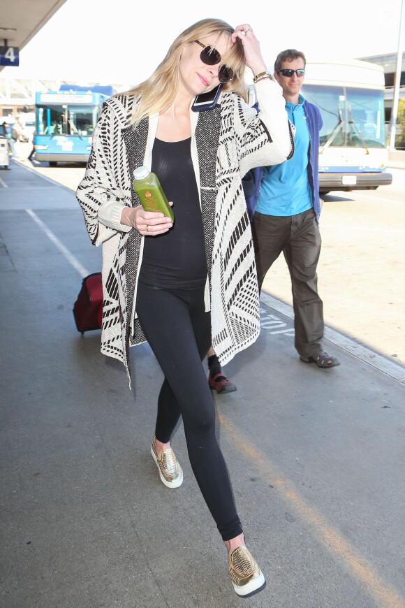 Jaime King, enceinte, arrive à l'aéroport de LAX à Los Angeles pour prendre l'avion, le 2 mai 2015 