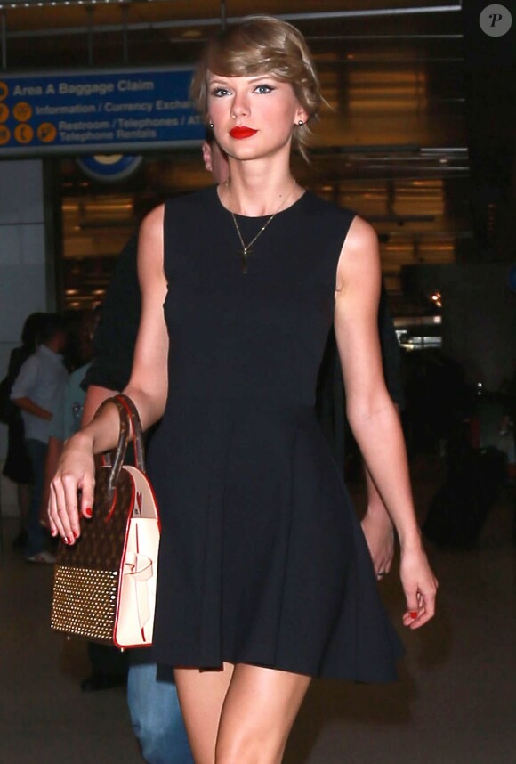 Exclusif - Taylor Swift arrive à l'aéroport de LAX à Los Angeles pour prendre l'avion, le 2 mai 2015