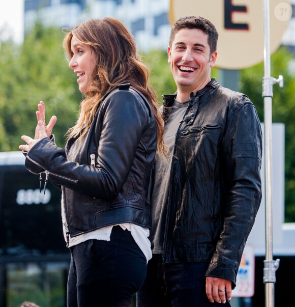 Jason Biggs et Jenny Mollen assistent à l'émission "EXTRA" à Universal City, le 21 mai 2014 