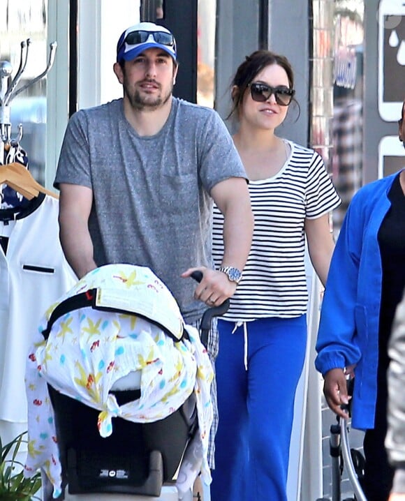 Jason Biggs se promène avec sa femme Jenny et leur fils Sid à Los Angeles, le 31 mars 2014. 