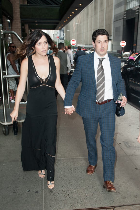 Jason Biggs et sa compagne Jenny Mollen quittent leur hotel a New York le 25 juin 2013.
