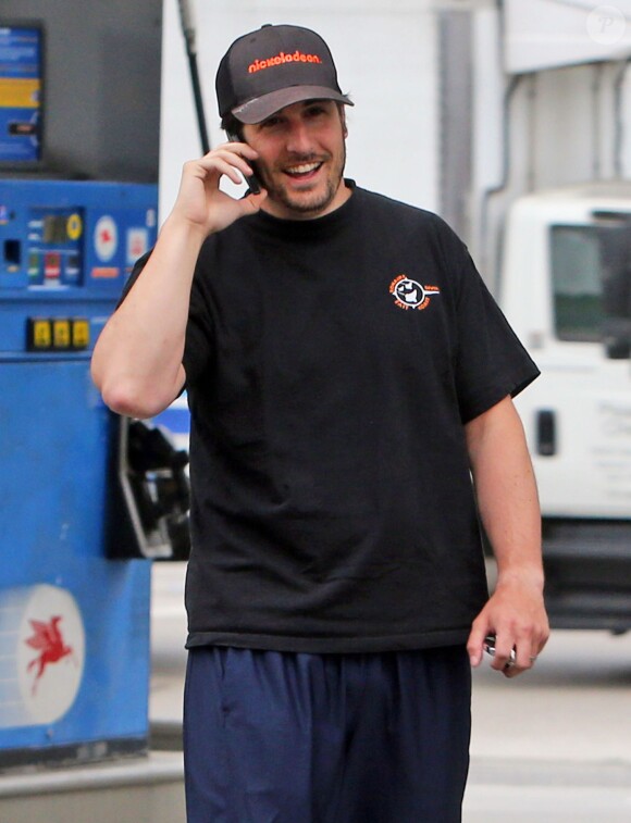 Exclusif - Jason Biggs s'est arrete mettre de l'essence dans Cadillac a West Hollywood. Le 30 avril 2013