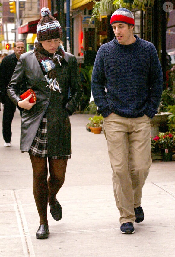 Jason Biggs, plus jeune et plus svelte et Molly Ringwald prennent un café à New york le 21 octobre 2004