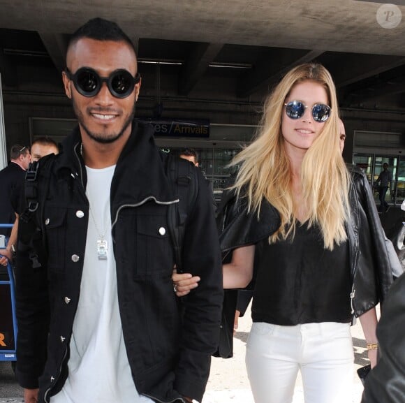 Doutzen Kroes et son mari Sunnery James arrivent à l'aéroport de Nice pour le festival du film de Cannes le 12 mai 2015.