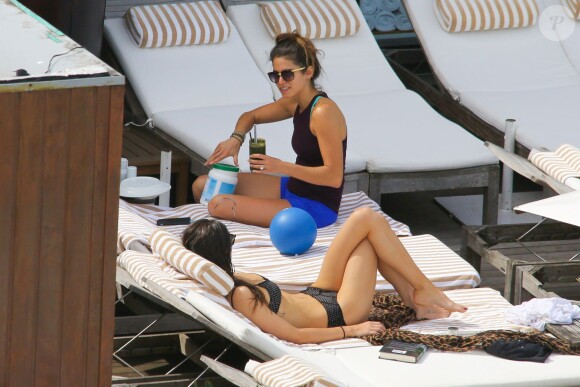 Nikki Reed et Ian Somerhalder, en lune de miel au Brésil prennent le soleil sur la terrasse de leur hôtel Fasano avec Phoebe Tonkin qui n'est autre que la petite-amie de Paul Wesley , le 8 mai 2015