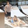 Nikki Reed et Ian Somerhalder, en lune de miel au Brésil prennent le soleil sur la terrasse de leur hôtel Fasano avec Phoebe Tonkin la petite-amie de Paul Wesley , le 8 mai 2015