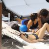 Nikki Reed et Ian Somerhalder, en lune de miel au Brésil prennent le soleil sur la terrasse de leur hôtel Fasano avec l'actrice Phoebe Tonkin qui n'est autre que la petite-amie de Paul Wesley , le 8 mai 2015