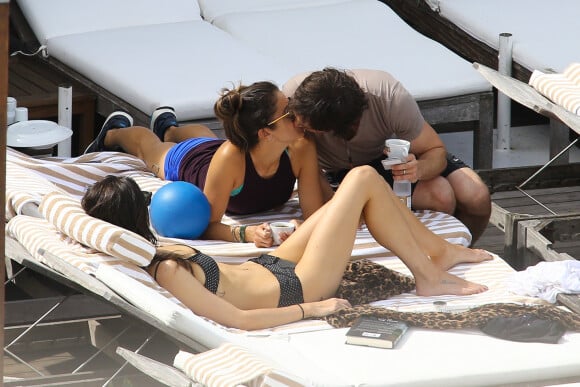 Nikki Reed et Ian Somerhalder, en lune de miel au Brésil prennent le soleil sur la terrasse de leur hôtel Fasano avec l'actrice Phoebe Tonkin qui n'est autre que la petite-amie de Paul Wesley , le 8 mai 2015