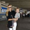 Natasha Poly arrive à Cannes avec sa fille Aleksandra et son mari