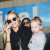 Natasha Poly arrive à Cannes avec sa fille Aleksandra et son mari