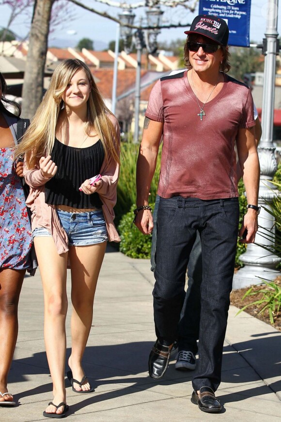 Richie Sambora et sa fille Ava, née de son union avec Heather Locklear, à Calabasas, le 10 mars 2012.