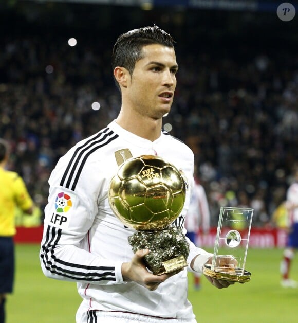 Cristiano Ronaldo et son Ballon d'Or lors des 1/8e de la Copa del Rey entre le Real Madrid et l'Atletico de Madrid au stade Santiago Bernabeu de Madrid le 15 janvier 2015