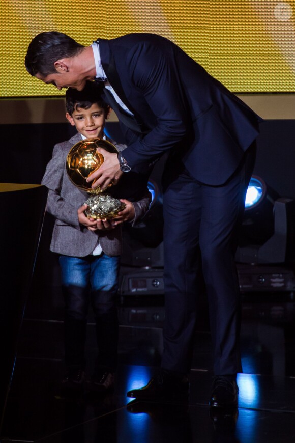 Cristiano Ronaldo avec son fils Cristiano Jr lors de la remise du Ballon d'Or 2014 à Zurich, le 12 janvier 2015