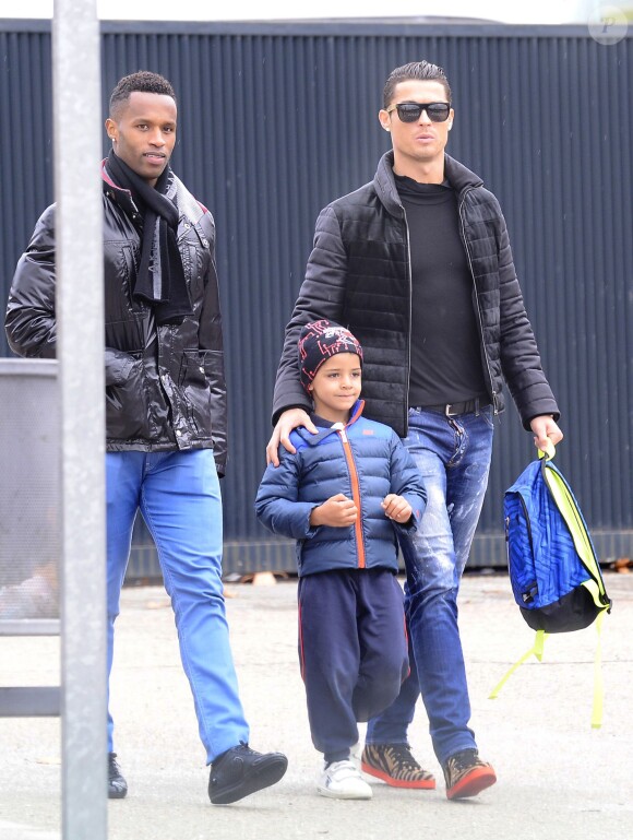 ESCLUSIF- Cristiano Ronaldo est allé chercher son fils Cristiano Ronaldo Jr. à l'école, à Madrid, le 21 janvier 2015.