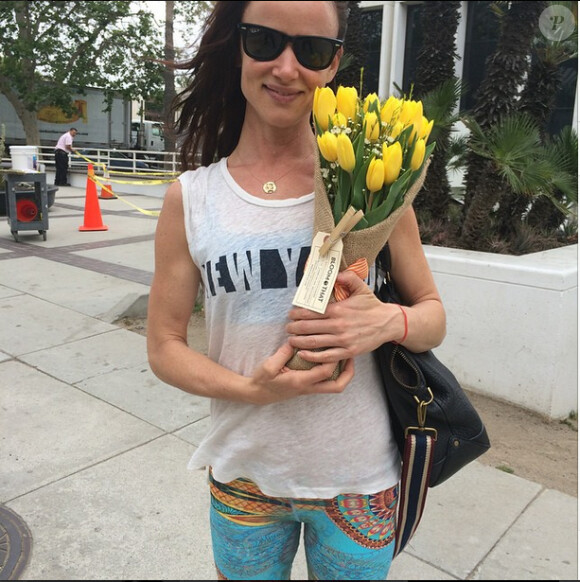 Juliette Lewis avec un bouquet de fleurs offert par un fan, photo publiée sur son compte Instagram le 13 mai 2015