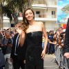 Miranda Kerr arrive à la plage Magnum à Cannes le 14 mai 2015.