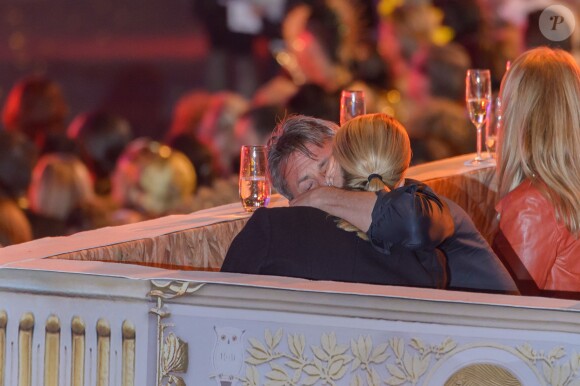 Charlize Theron et Sean Penn s'embrassent lors du Life Ball 2015 à Vienne, le 16 mai 2015  