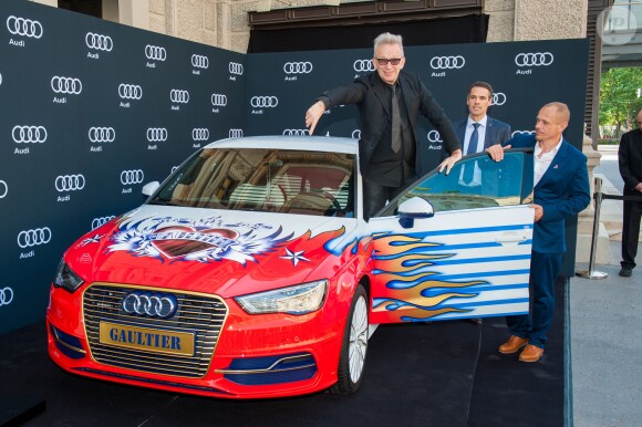 Jean-Paul Gaultier présente la voiture Audi, qu'il a désignée, lors du Life Ball devant l'hôtel Imperial à Vienne. Le 16 mai 2015 