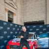 Jean-Paul Gaultier présente la voiture Audi, qu'il a désignée, lors du Life Ball devant l'hôtel Imperial à Vienne. Le 16 mai 2015  
