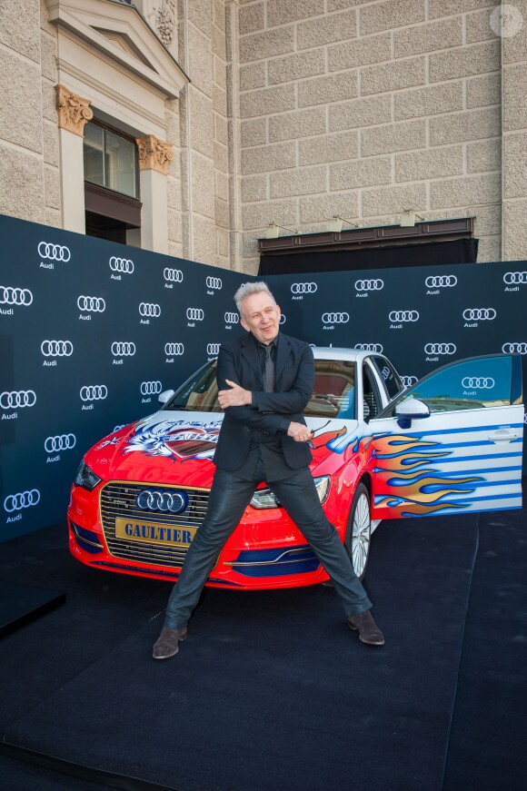 Jean-Paul Gaultier présente la voiture Audi, qu'il a désignée, lors du Life Ball devant l'hôtel Imperial à Vienne. Le 16 mai 2015  