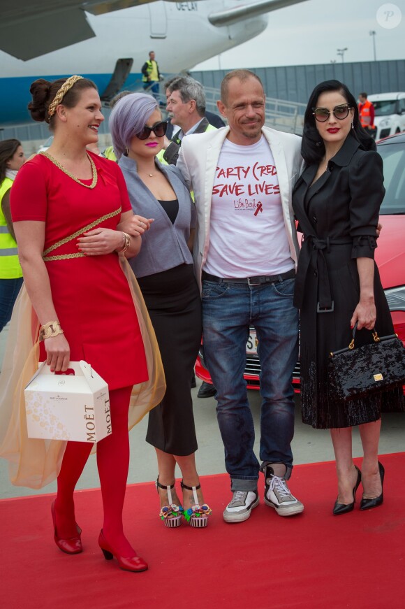 Kelly Osbourne, Gery Keszler, Dita von Teese - Arrivées des people à l'aéroport de Vienne pour le Life Ball 2015. Le 15 mai 2015 