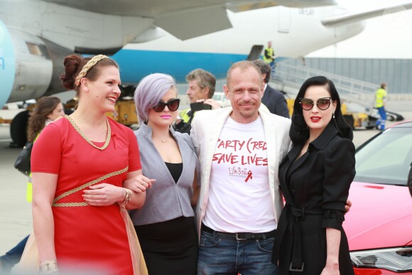 Kelly Osbourne, Gery Keszler, Dita von Teese - Arrivées des people à l'aéroport de Vienne pour le Life Ball 2015. Le 15 mai 2015  