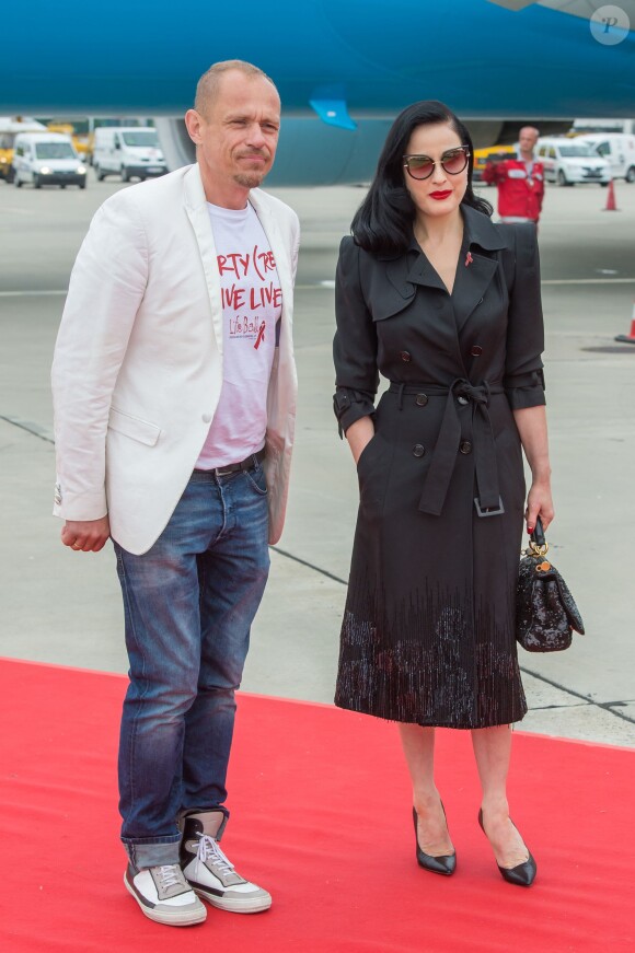 Gery Keszler, Dita von Teese - Arrivées des people à l'aéroport de Vienne pour le Life Ball 2015. Le 15 mai 2015  