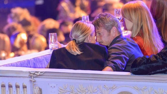 Charlize Theron et Sean Penn : Tendres baisers devant le show de Conchita Wurst