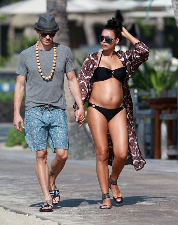Exclusif - Naya Rivera enceinte se promène avec son mari Ryan Dorsey lors de leurs vacances à Hawaï, le 20 avril 2015.