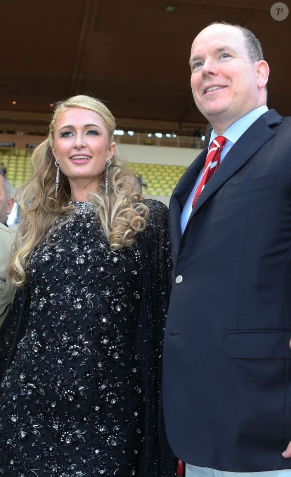 Paris Hilton et le prince Albert II de Monaco lors du 22e 'World Stars Football Match' au stade Louis II de Monaco le 19 mai 2015