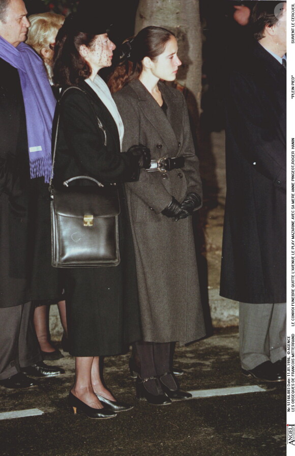 Anne et Mazarine Pingeot avec Roger Hanin lors des obsèques de François Mitterrand en janvier 1996