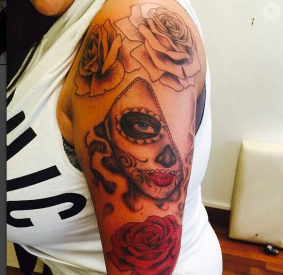 Sarah Fraisou dévoile l'énorme tatouage qu'elle a fait faire sur son bras. Mai 2015.
